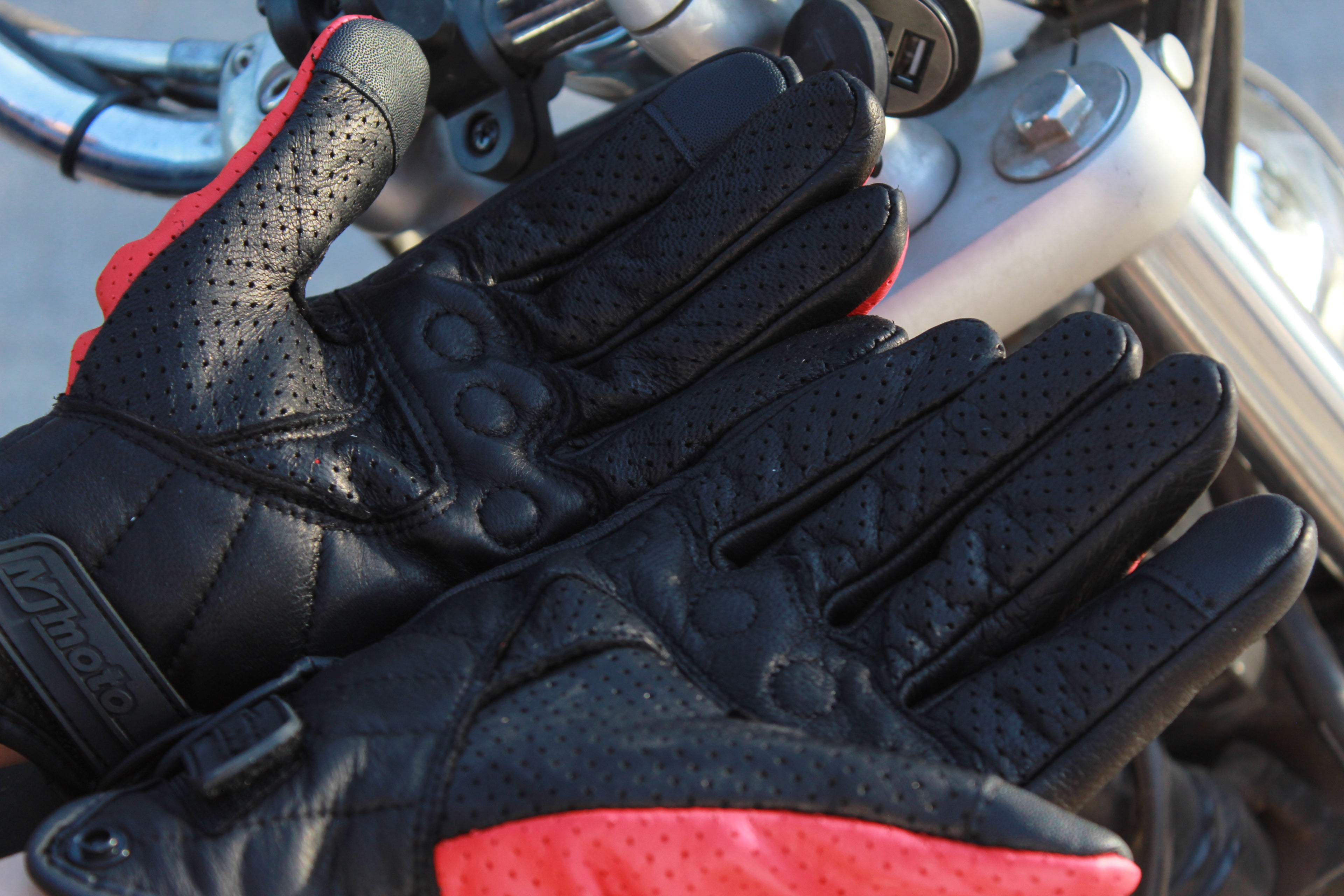 Guantes de Cuero Retro para Moto Rojo y Negro – Estilo Vintage Clásico
