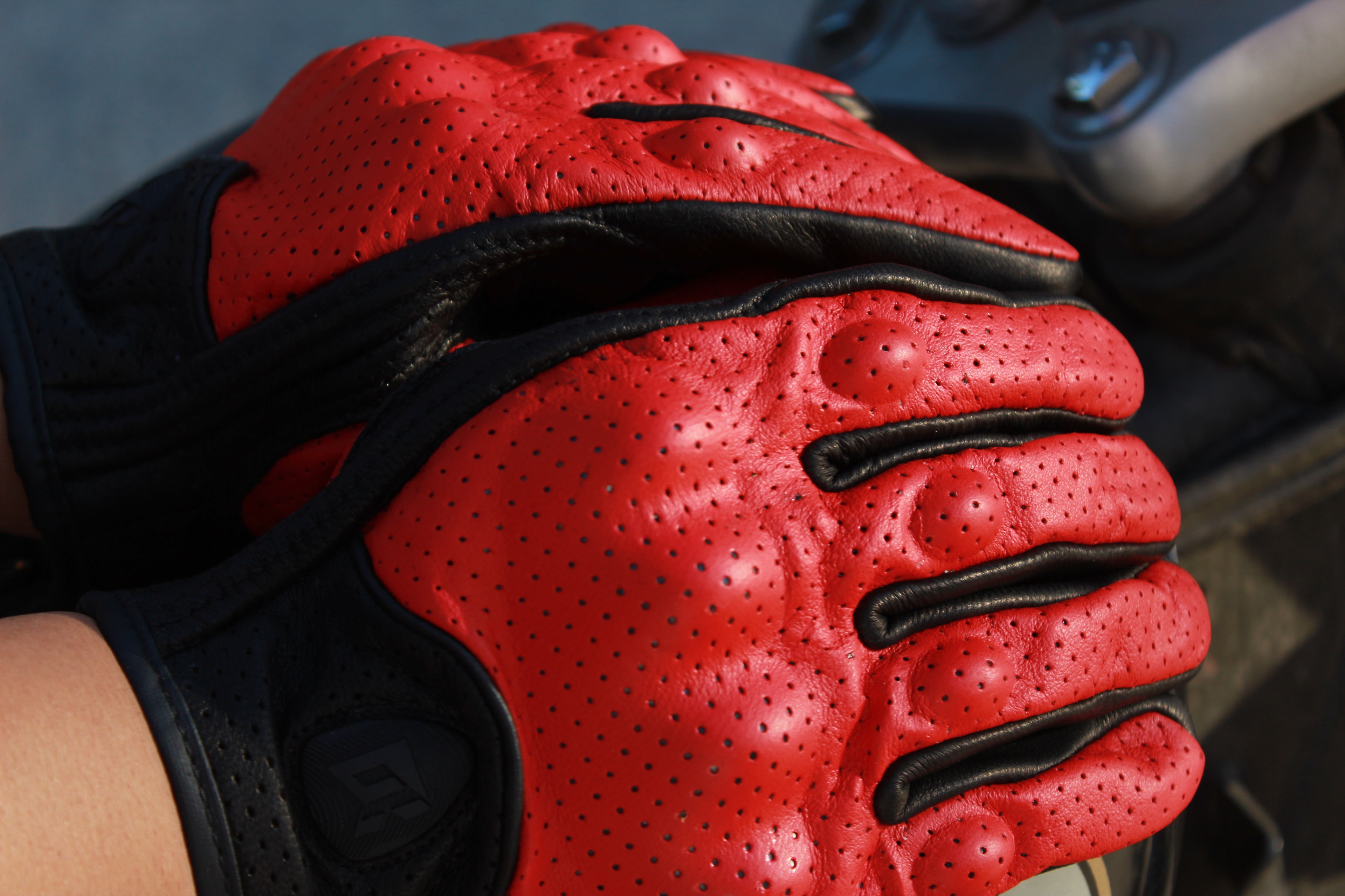 Guantes de Cuero Retro para Moto Rojo y Negro – Estilo Vintage Clásico