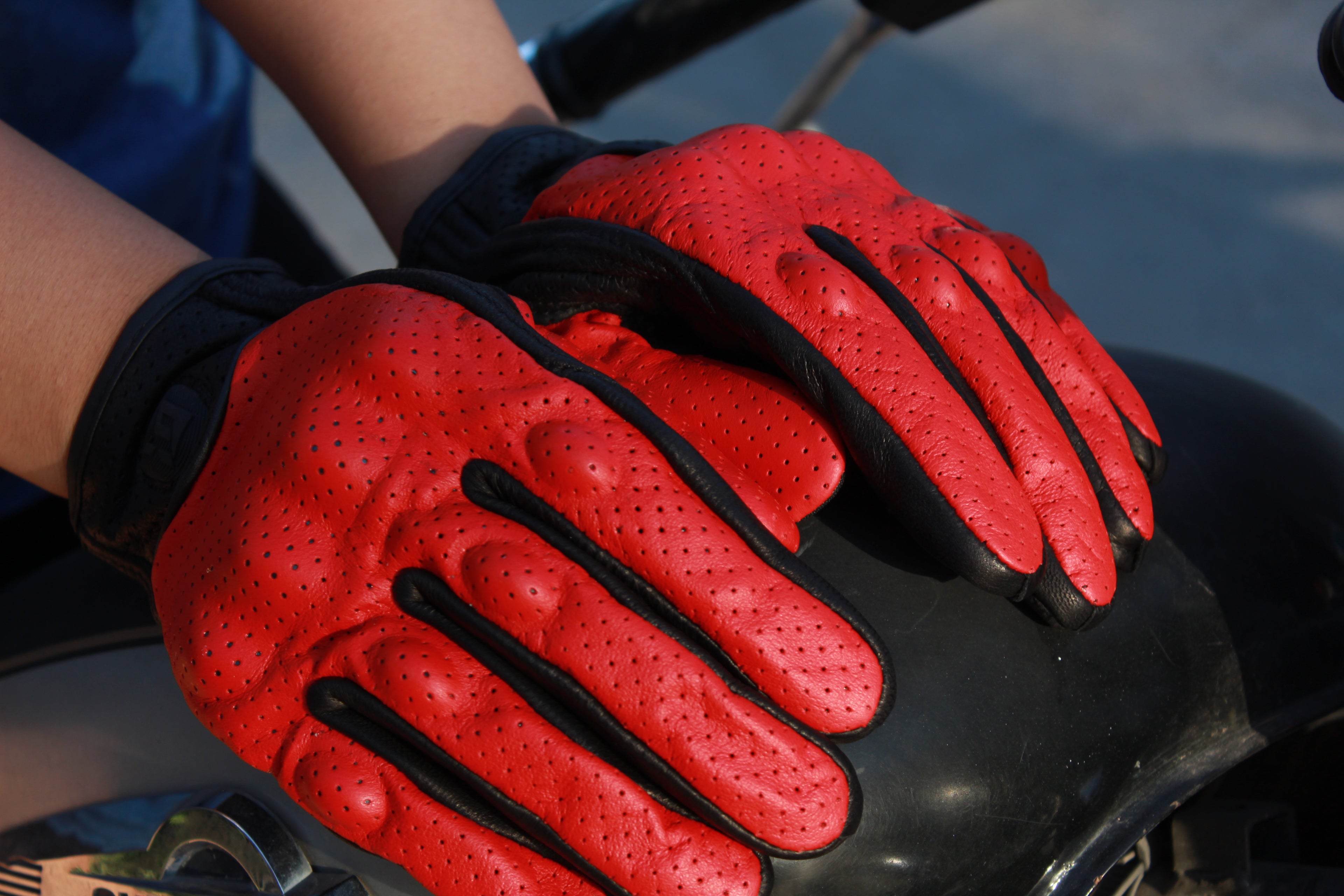 Guantes de Cuero Retro para Moto Rojo y Negro – Estilo Vintage Clásico