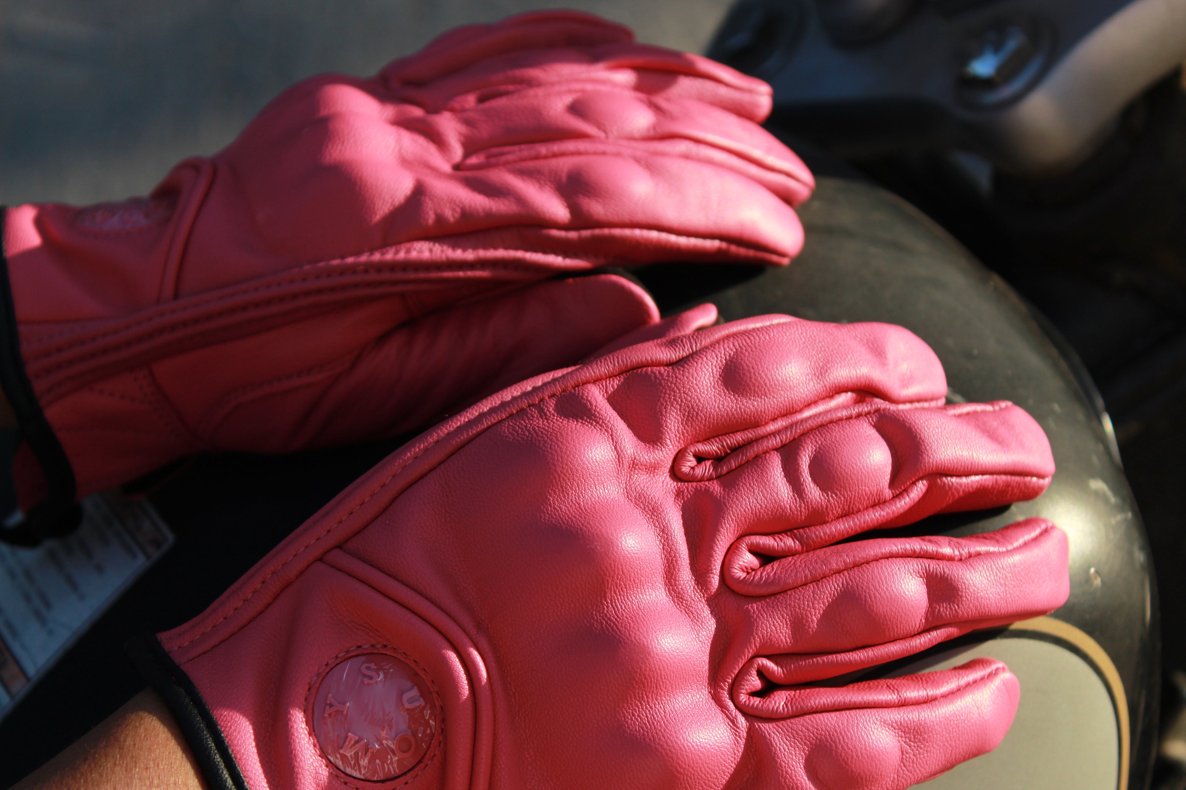Guantes de Moto Rosados de Cuero con Protección EVA | Touch Screen para Motociclista