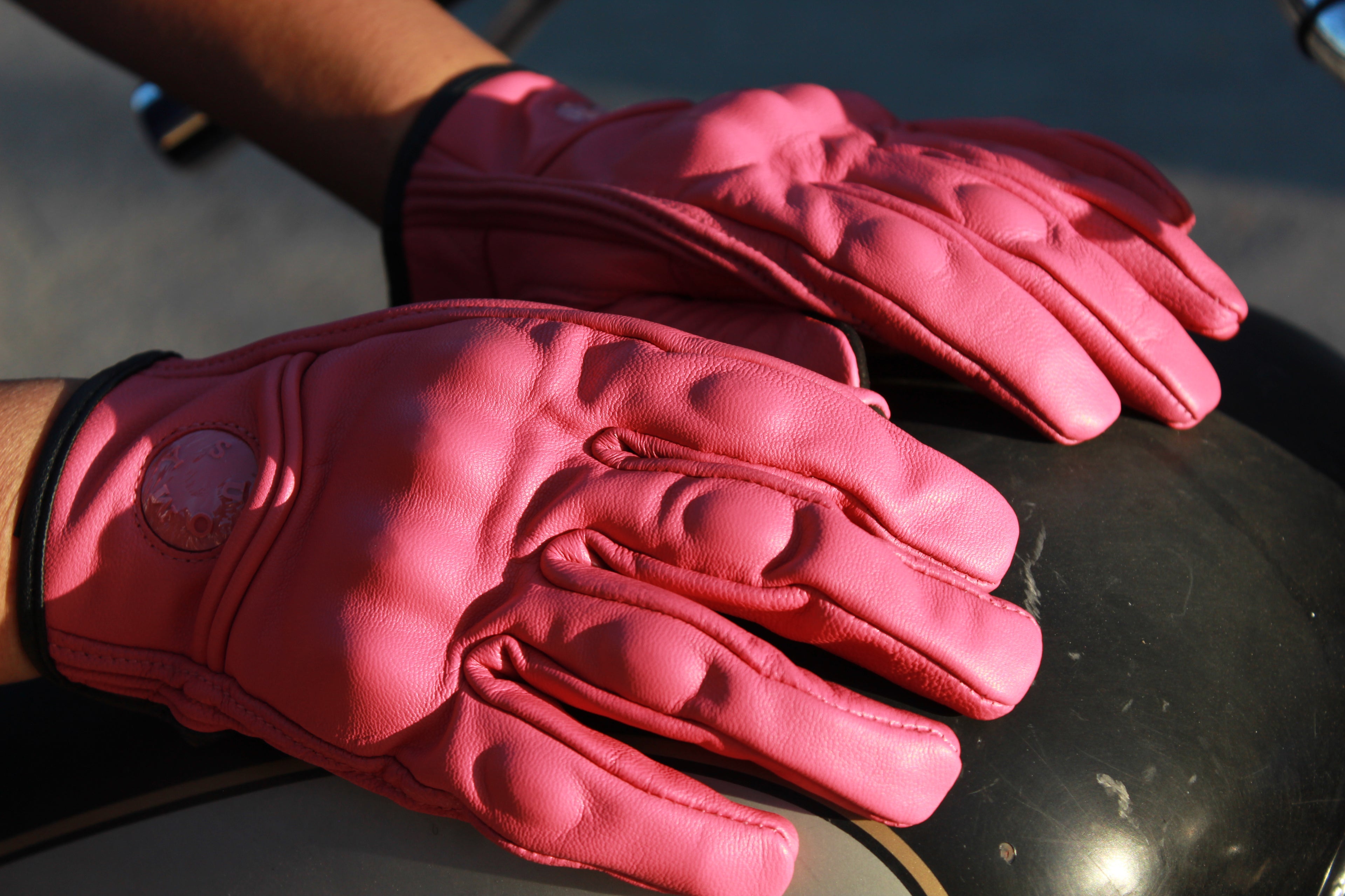 Guantes de Moto Rosados de Cuero con Protección EVA | Touch Screen para Motociclista