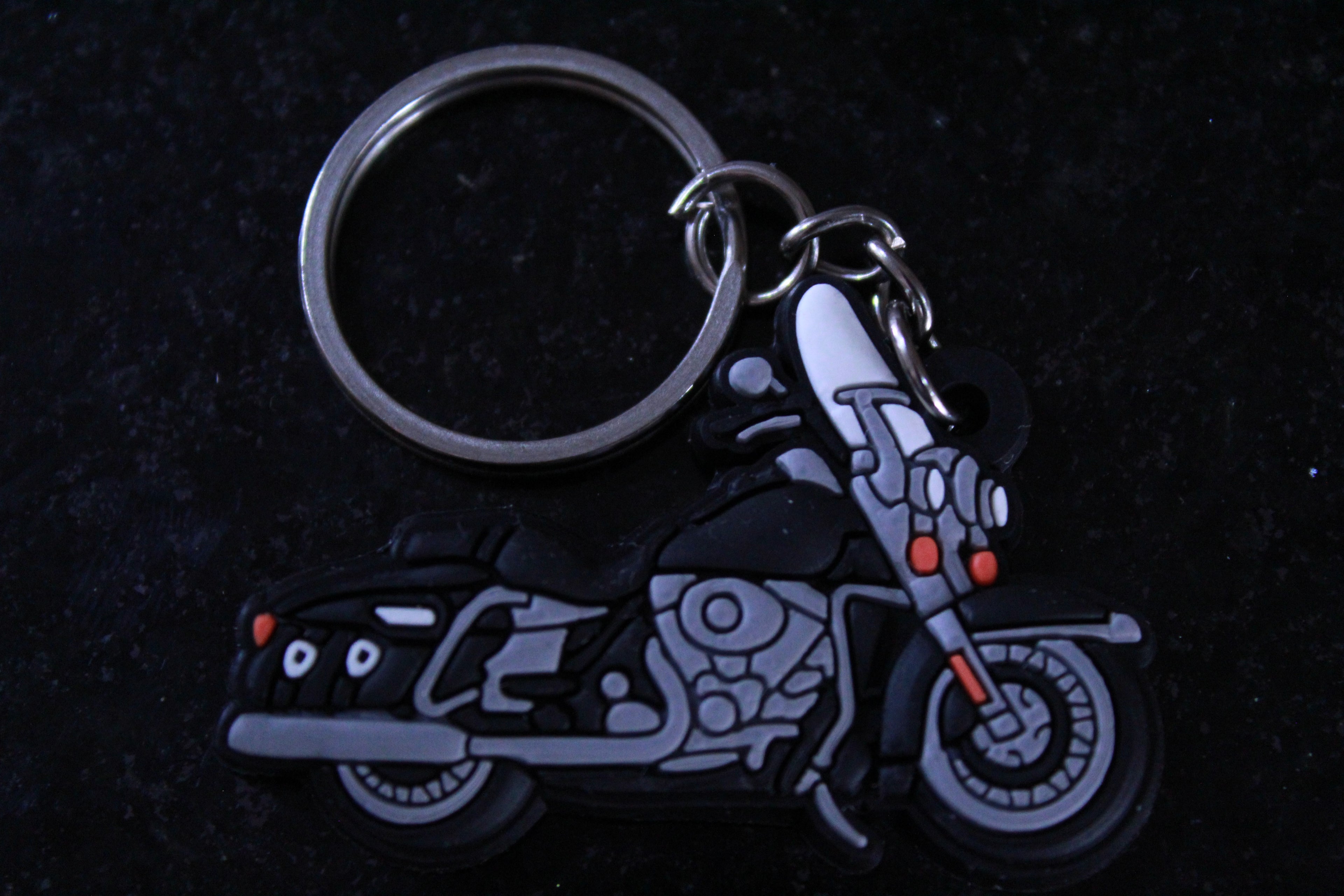 Pack 10 Llaveros Moto Cruiser de Goma Premium | Regalo para Bikers y Clubes de Motociclistas